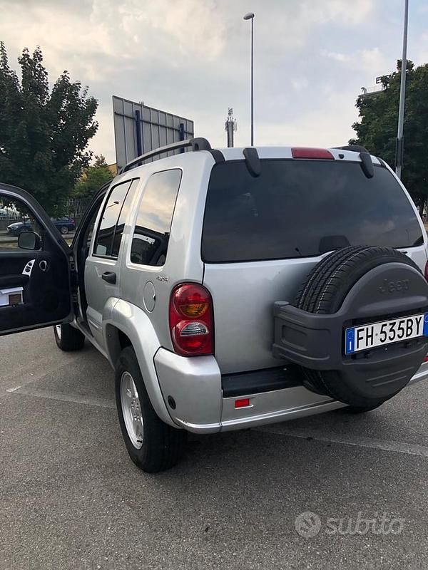 Usata Jeep Cherokee 211 CV (155 kW) 2002 Grigio SUV