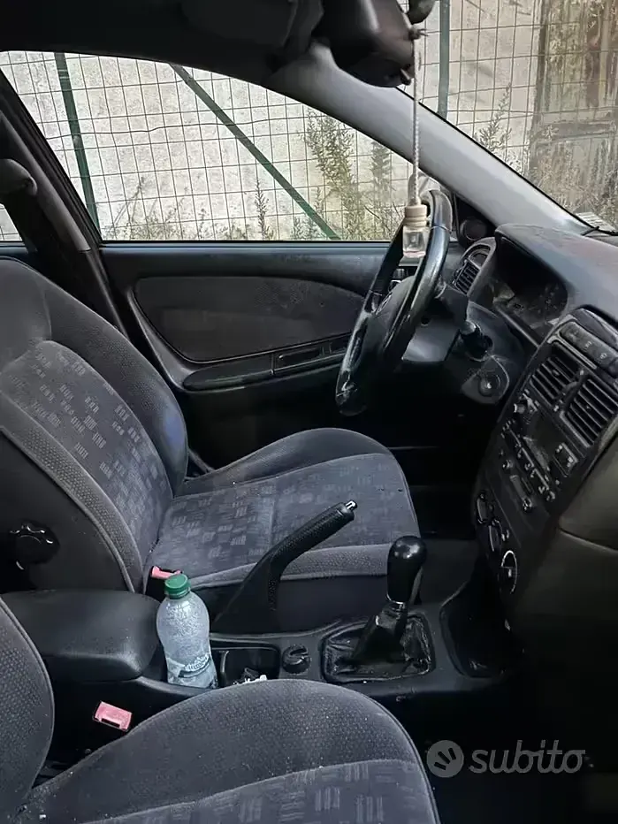 Usata Toyota Avensis 110 CV (80 kW) 2001 Grigio Berlina