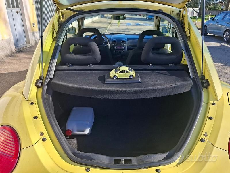 Begagnad VW New Beetle 90 HK (66 kW) 1999 Gul Halvkombi