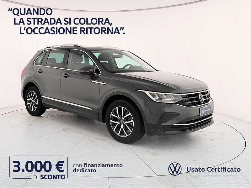 Usata VW Tiguan Life 122 CV (89 kW) 2022 Dolphin grey metallizzato SUV