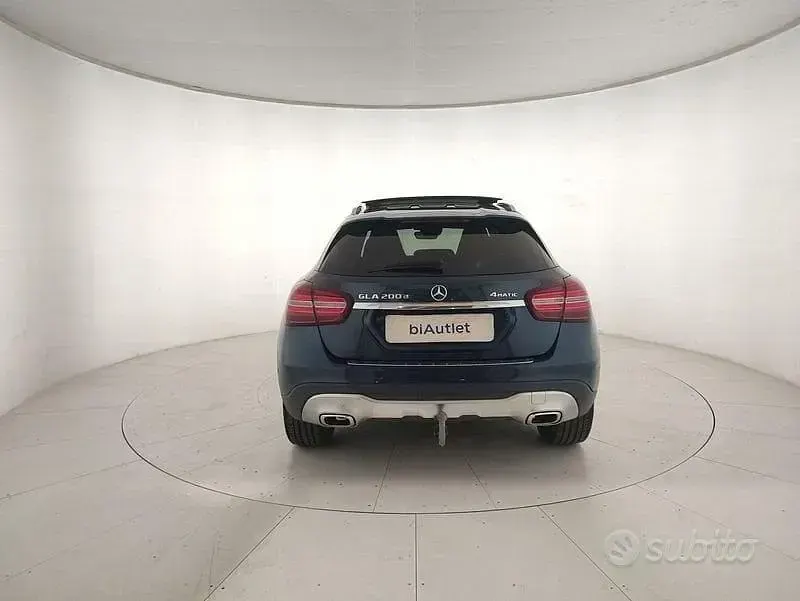 Usata Mercedes GLA200 136 CV (100 kW) 2019 Blu/azzurro SUV