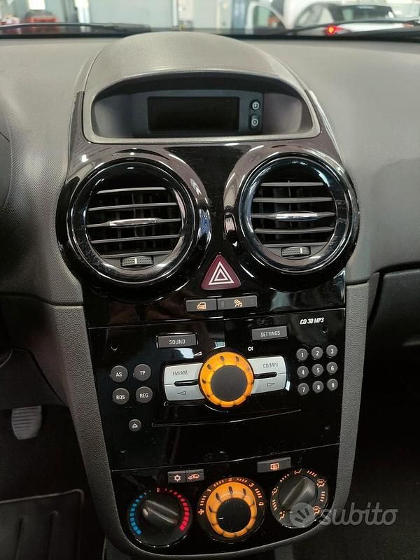 Usata Opel Corsa Enjoy 85 CV (62 kW) 2010 Bianco Berlina