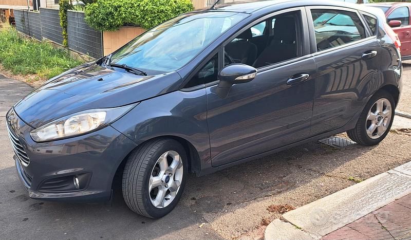 Usata Ford Fiesta 75 CV (55 kW) 2014 Grigio Utilitaria