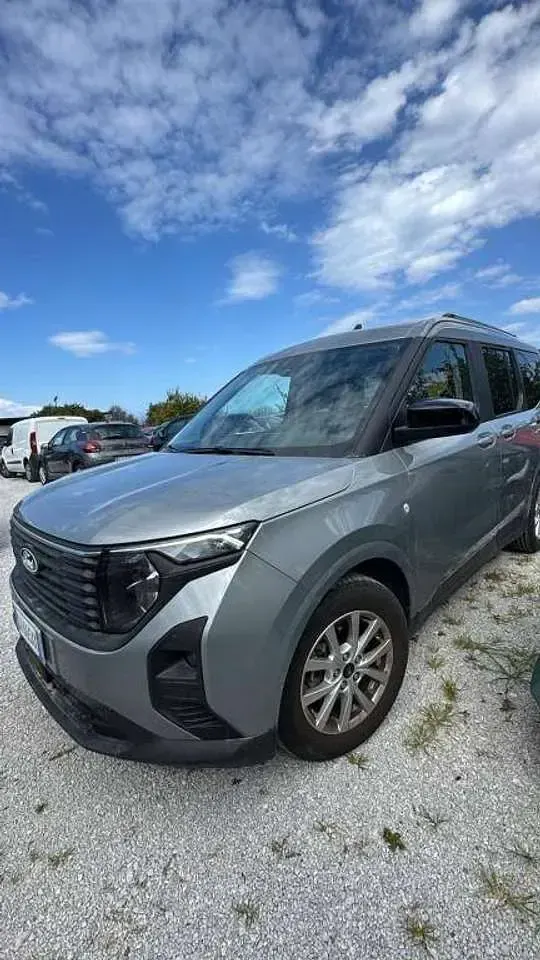 Usata Ford Tourneo Courier Titanium 125 CV (91 kW) 2025 Solar silver Monovolume
