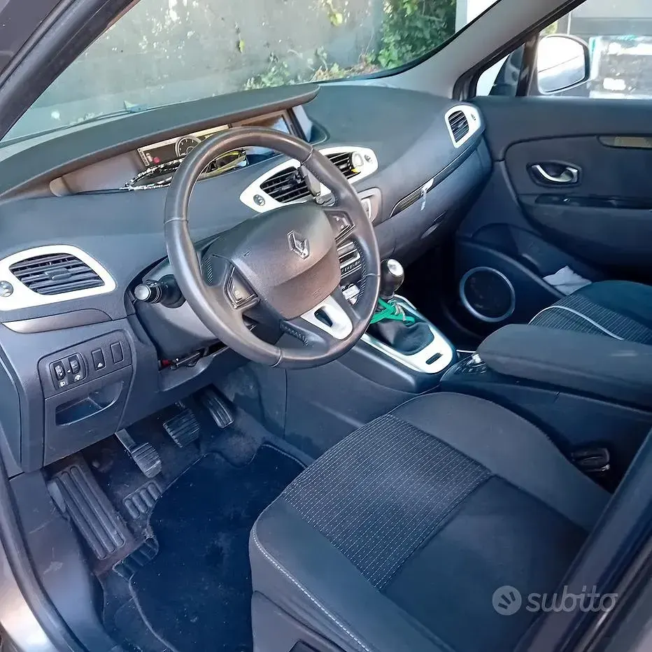 Usata Renault Scénic III 110 CV (80 kW) 2010 Grigio Monovolume
