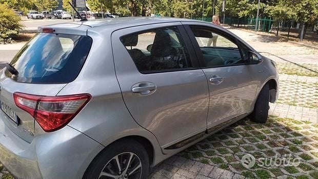 Grigio Usata 2017 Toyota Yaris Hybrid Active Due volumi | 8600 € (Buon prezzo) - Immagine 1/4