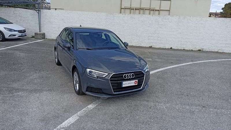 Antracite Usata 2019 Audi A3 Business Tre volumi | 18.200 € (Buon prezzo) - Immagine 1/4