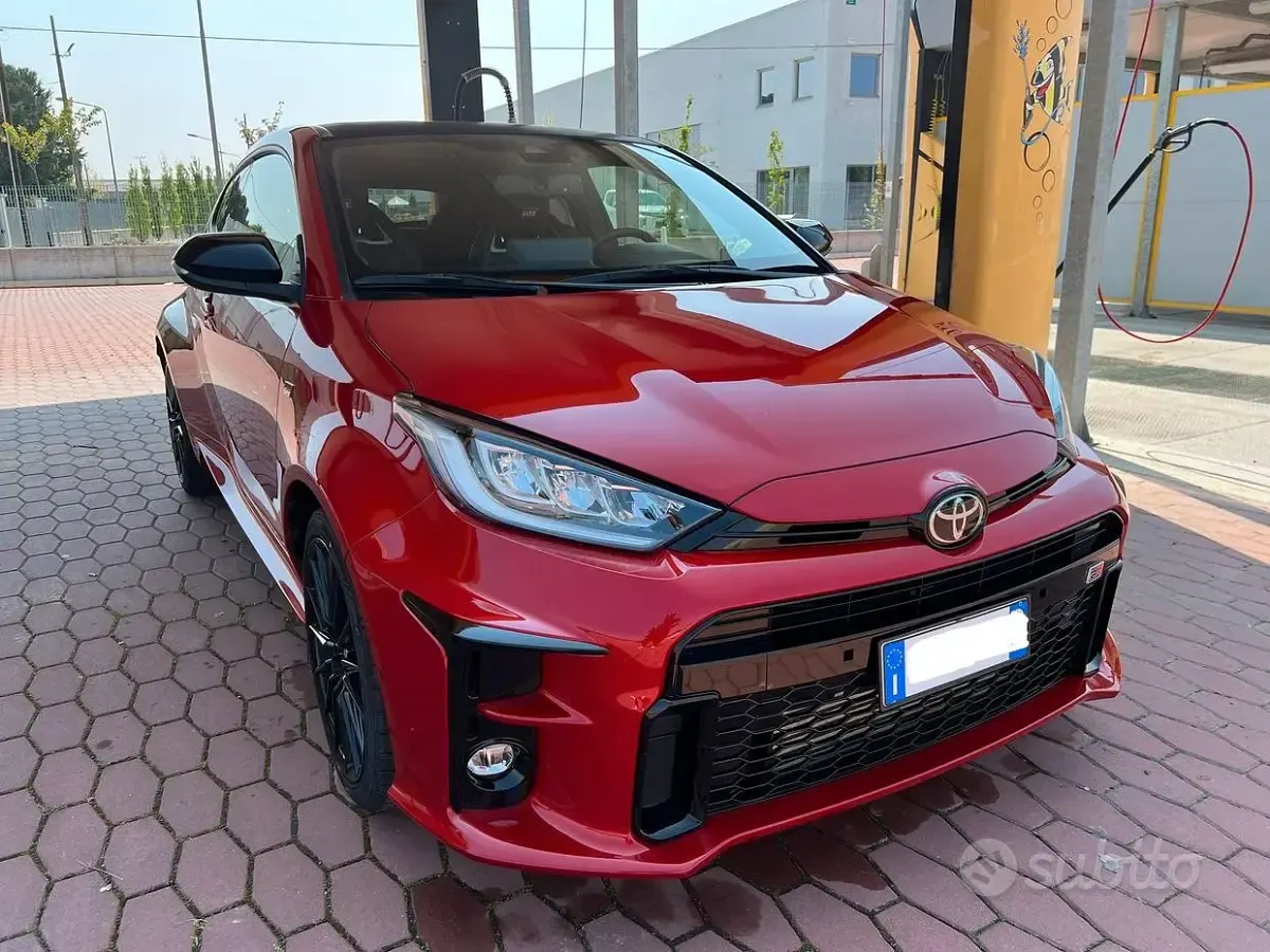 Usata Toyota Yaris 261 CV (191 kW) 2021 Rosso Utilitaria