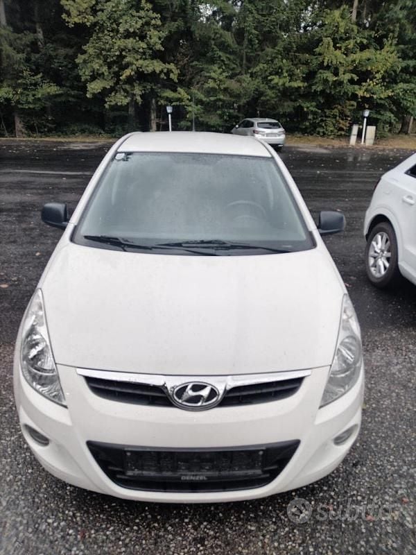 Usata Hyundai i20 Classic 78 CV (57 kW) 2012 Beige Berlina