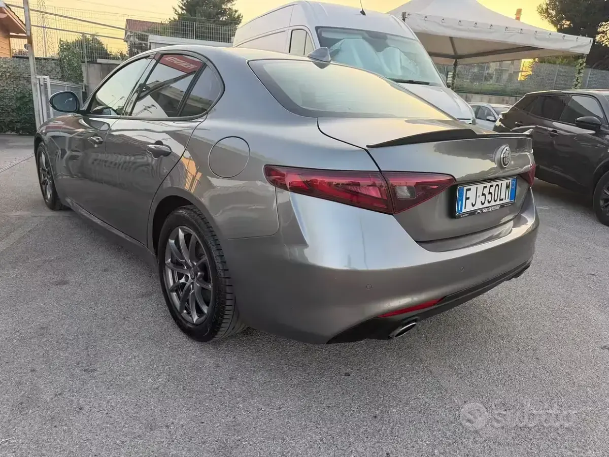 Usata Alfa Romeo Giulia 180 CV (132 kW) 2017 Grigio Berlina