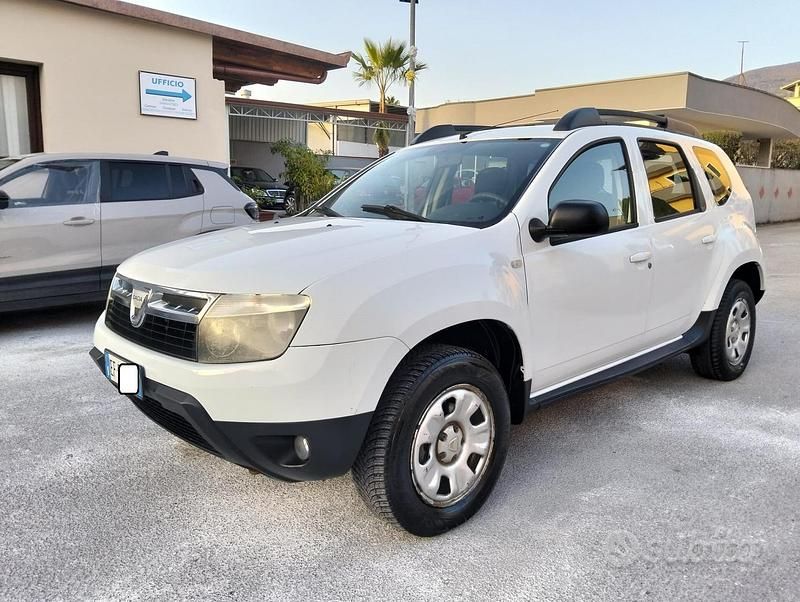 Bianco Usata 2011 Dacia Duster Berlina | 3900 € (Buon prezzo) - Immagine 1/4