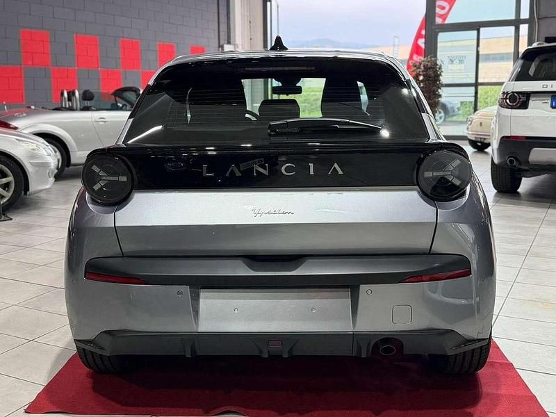 Nuova Lancia Ypsilon 101 CV (74 kW) 2025 Grigio Utilitaria