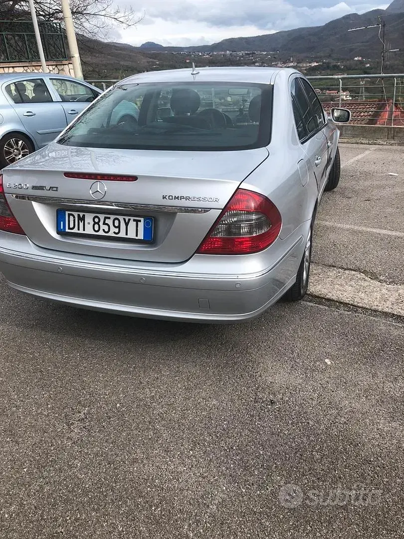 Usata Mercedes E200 184 CV (135 kW) 2007 Grigio Berlina