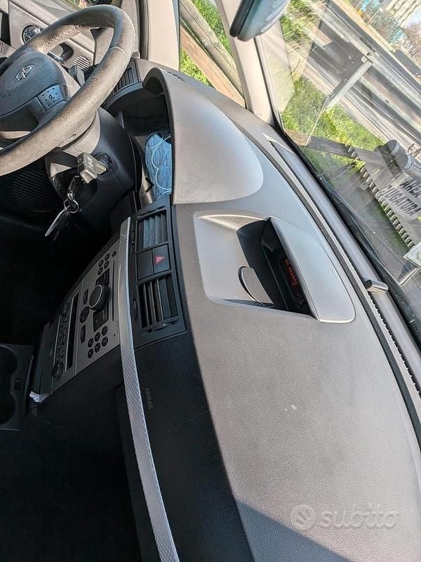 Usata Opel Meriva 104 CV (76 kW) 2008 Nero Monovolume