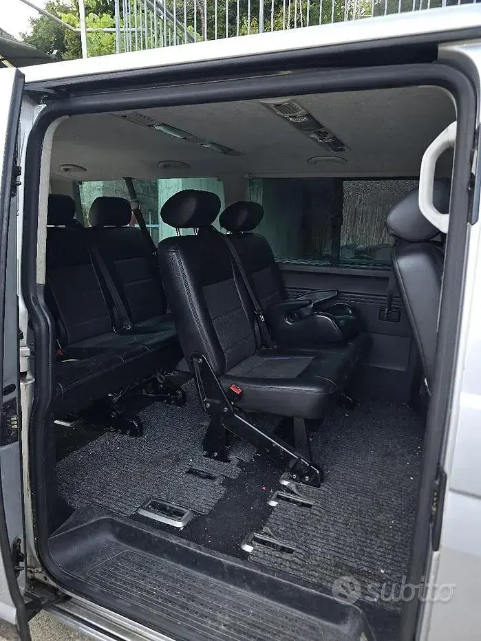 Usata VW Caravelle 131 CV (96 kW) 2007 Grigio Furgone