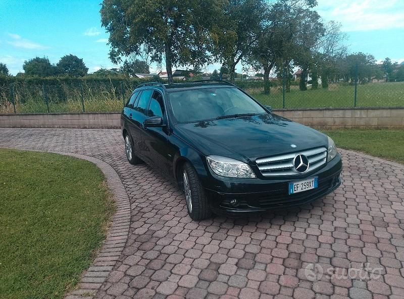 Usado Mercedes C220 170 CV (125 kW) 2010 Negro Familiar