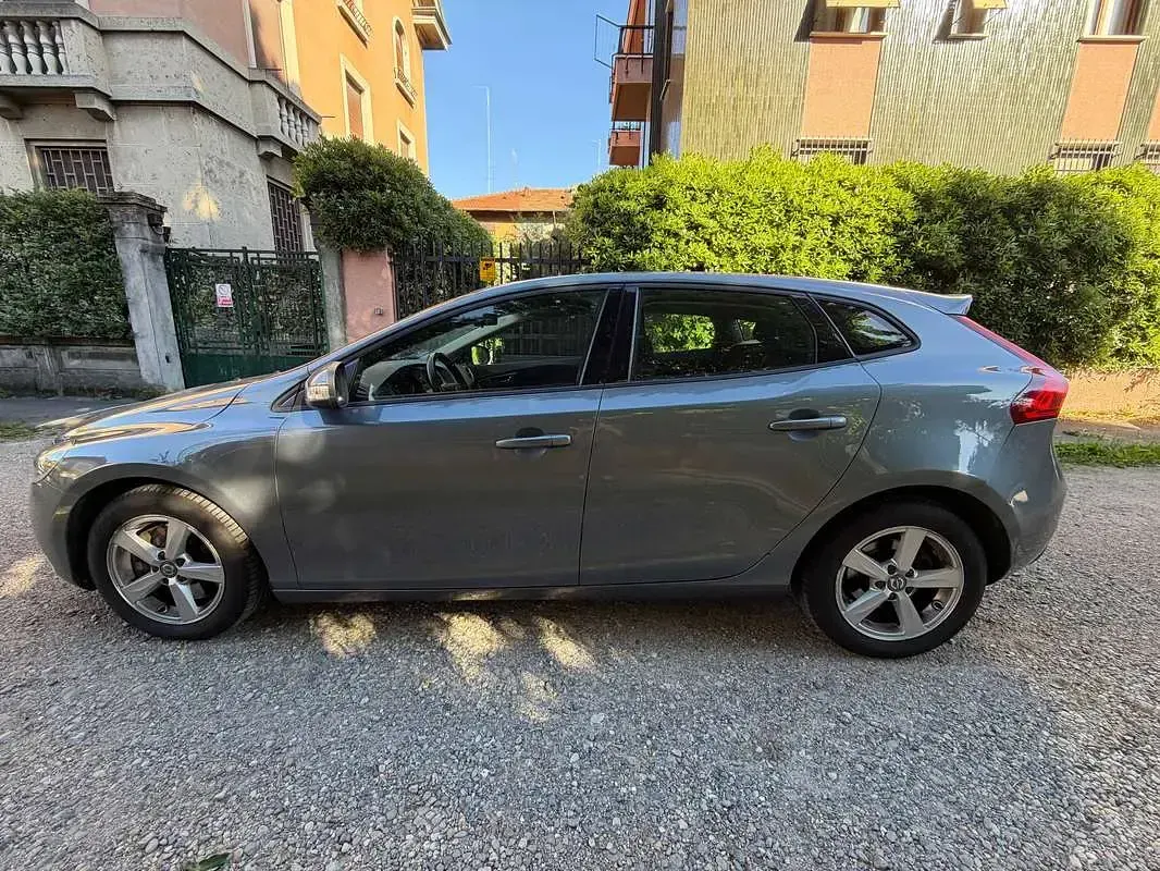 Usata Volvo V40 Momentum 150 CV (110 kW) 2015 Grigio Berlina