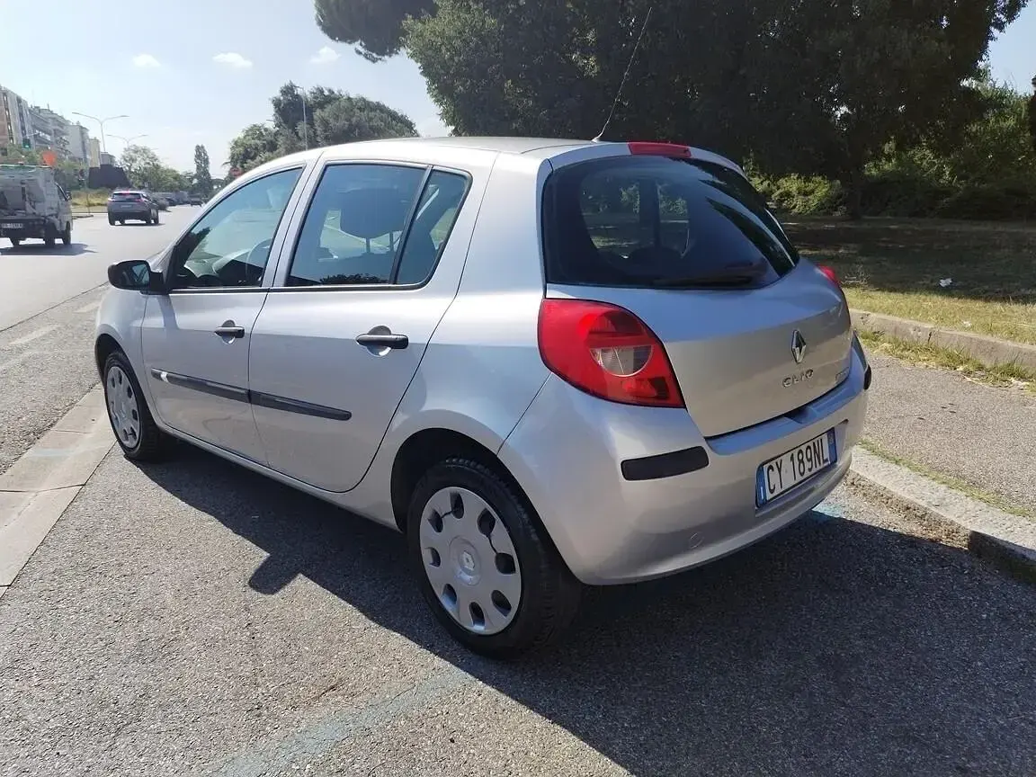 Usata Renault Clio II PE 75 CV (55 kW) 2006 Grigio Berlina