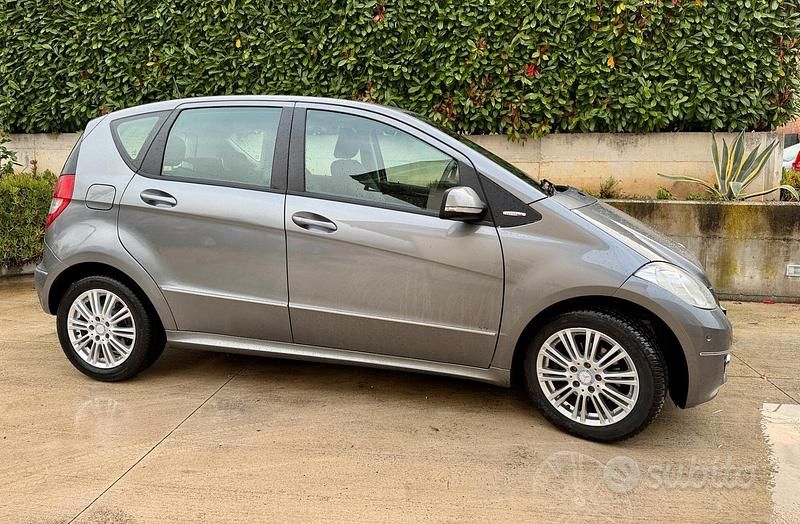 Usata Mercedes A180 Edition 108 CV (79 kW) 2010 Grigio Berlina
