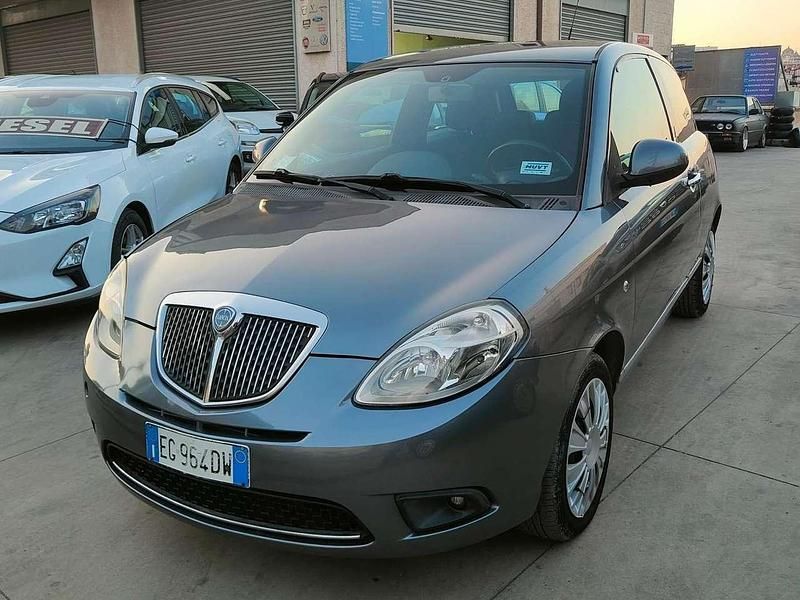 Grigio Usata 2011 Lancia Ypsilon Platinum Due volumi | 3900 € (Buon prezzo) - Immagine 1/4