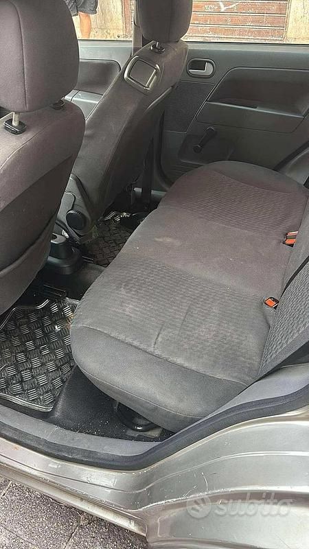 Usata Ford Fusion 80 CV (58 kW) 2003 Grigio Berlina