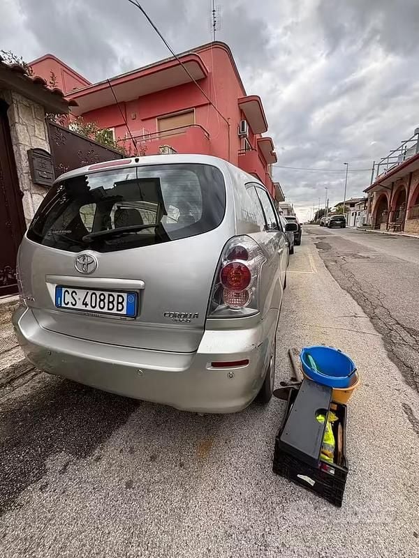 Usata Toyota Corolla Verso 116 CV (85 kW) 2004 Grigio Monovolume