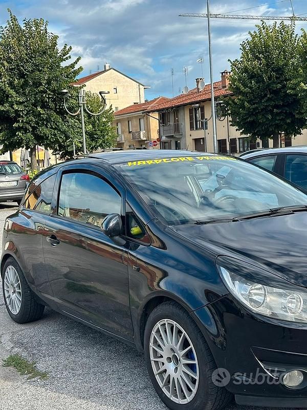 Nero Usata 2010 Opel Corsa Coupé | 2800 € (Ottimo prezzo) - Immagine 1/1