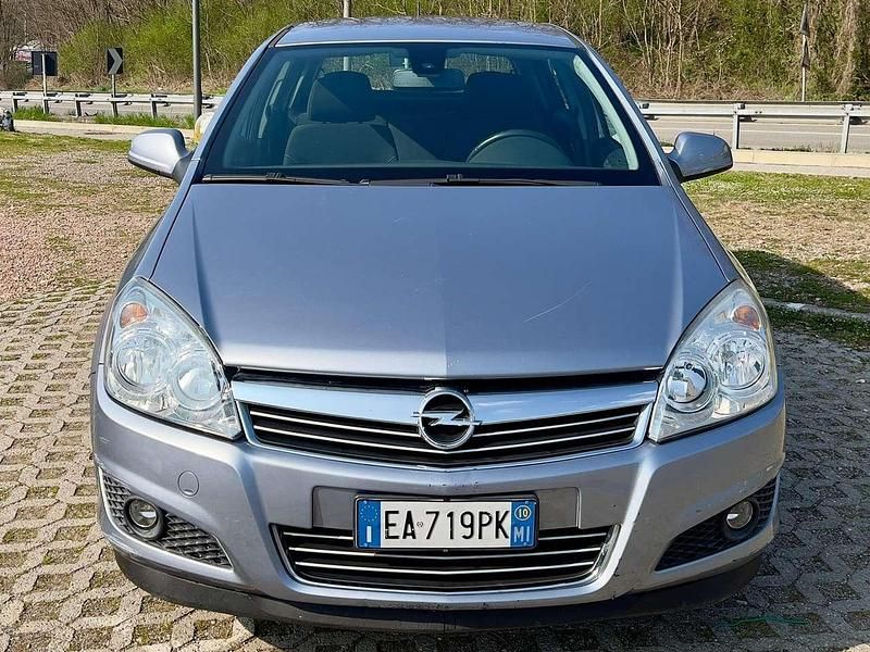 Usata Opel Astra Enjoy 90 CV (66 kW) 2010 Argento Berlina