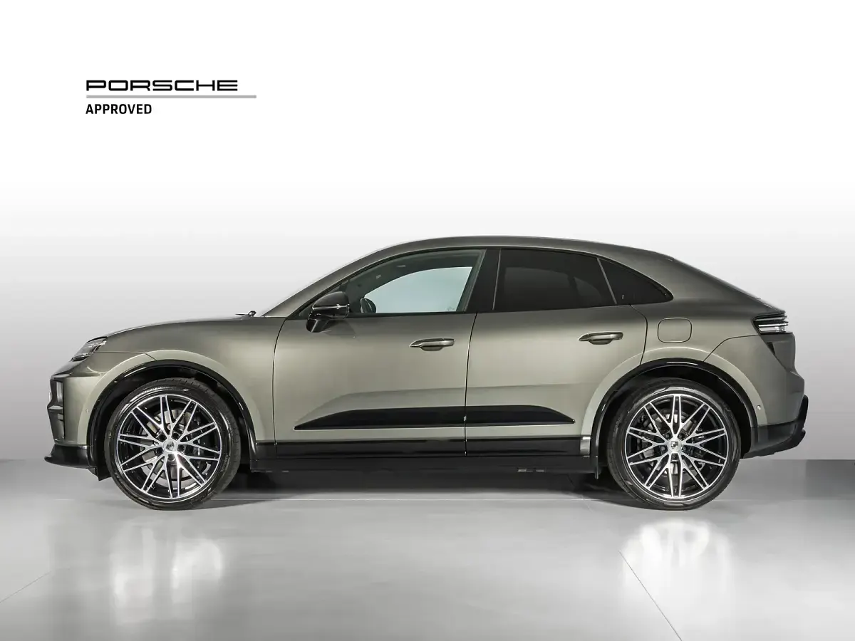 Usata Porsche Macan Turbo 469 kW (639 CV) 2024 U4 verde aventurine metallizzato SUV