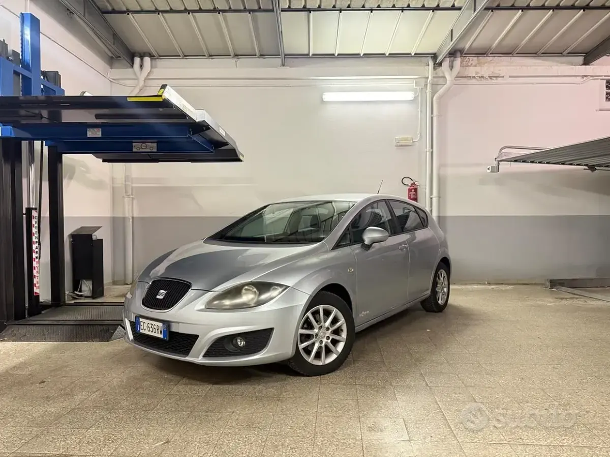 Usata Seat Leon 105 CV (77 kW) 2011 Grigio Utilitaria