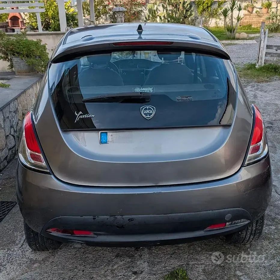 Usata Lancia Ypsilon 80 CV (58 kW) 2013 Grigio Utilitaria