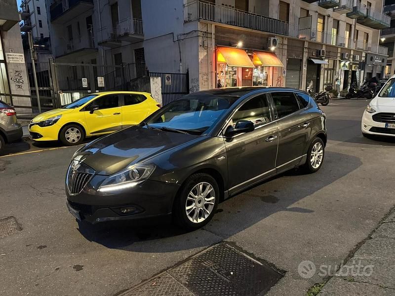 Usata Lancia Delta 120 CV (88 kW) 2010 Grigio Utilitaria