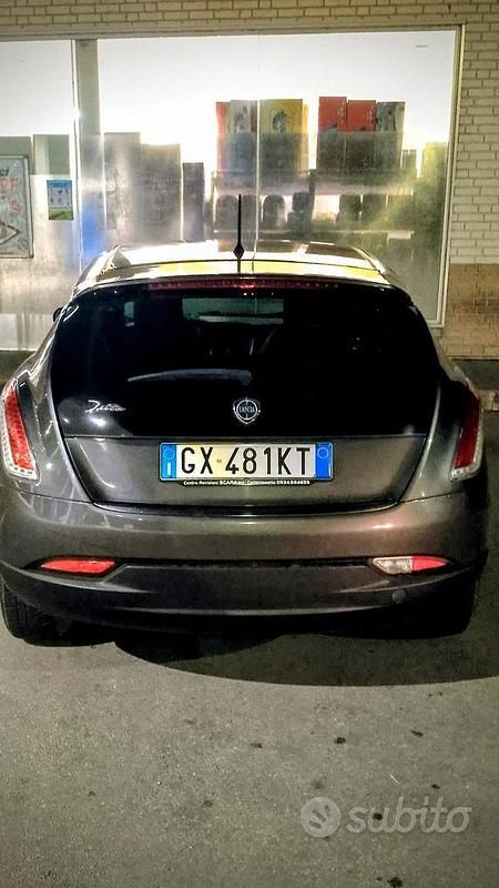 Usata Lancia Delta 120 CV (88 kW) 2012 Grigio Utilitaria