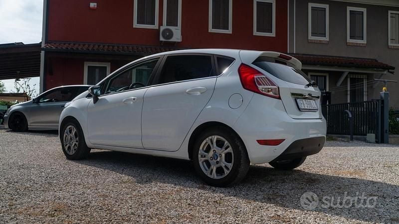 Usata Ford Fiesta 2015 Bianco Utilitaria