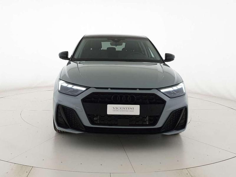Nuova Audi A1 Sportback 116 CV (85 kW) 2025 Grigio freccia perla nero mito Utilitaria