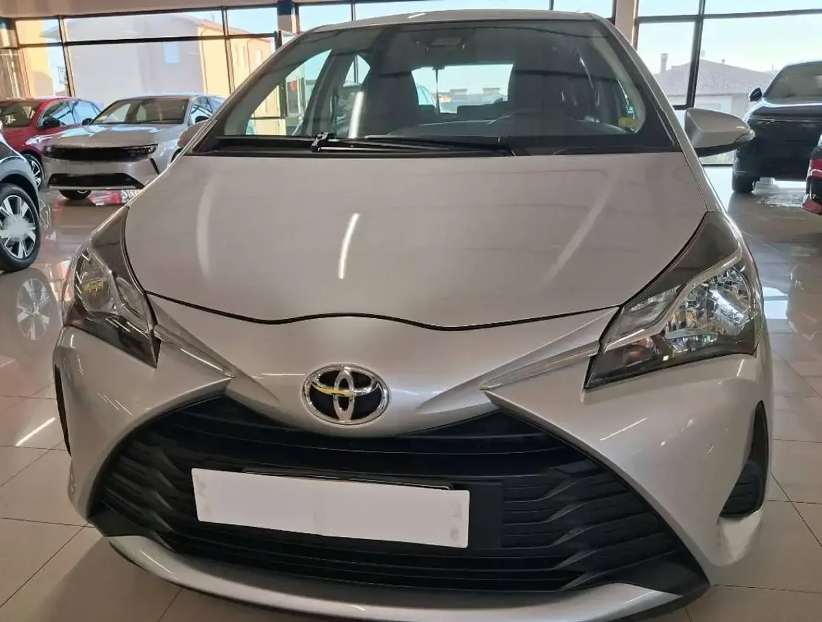 Usata Toyota Yaris Cool 72 CV (52 kW) 2019 Argento metallizzato Berlina