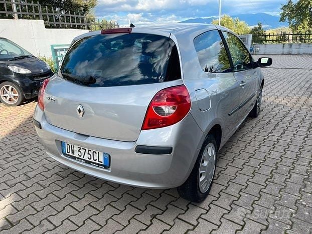 Usata Renault Clio III 75 CV (55 kW) 2009 Grigio Berlina