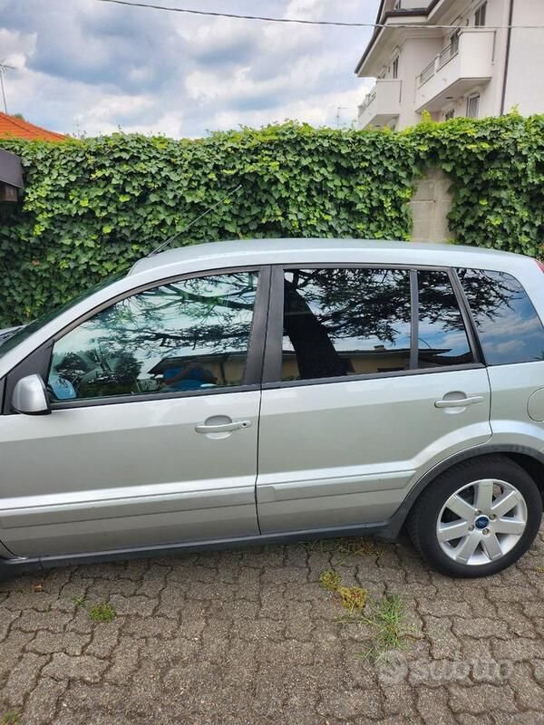 Usata Ford Fusion 101 CV (74 kW) 2009 Grigio Utilitaria