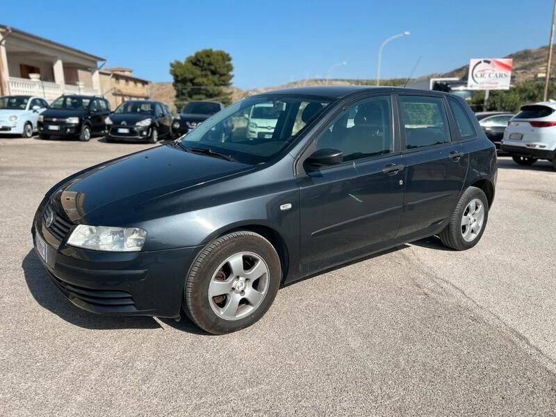 Grigio Usata 2003 Fiat Stilo Dynamic Tre volumi | 1500 € (Buon prezzo) - Immagine 1/4