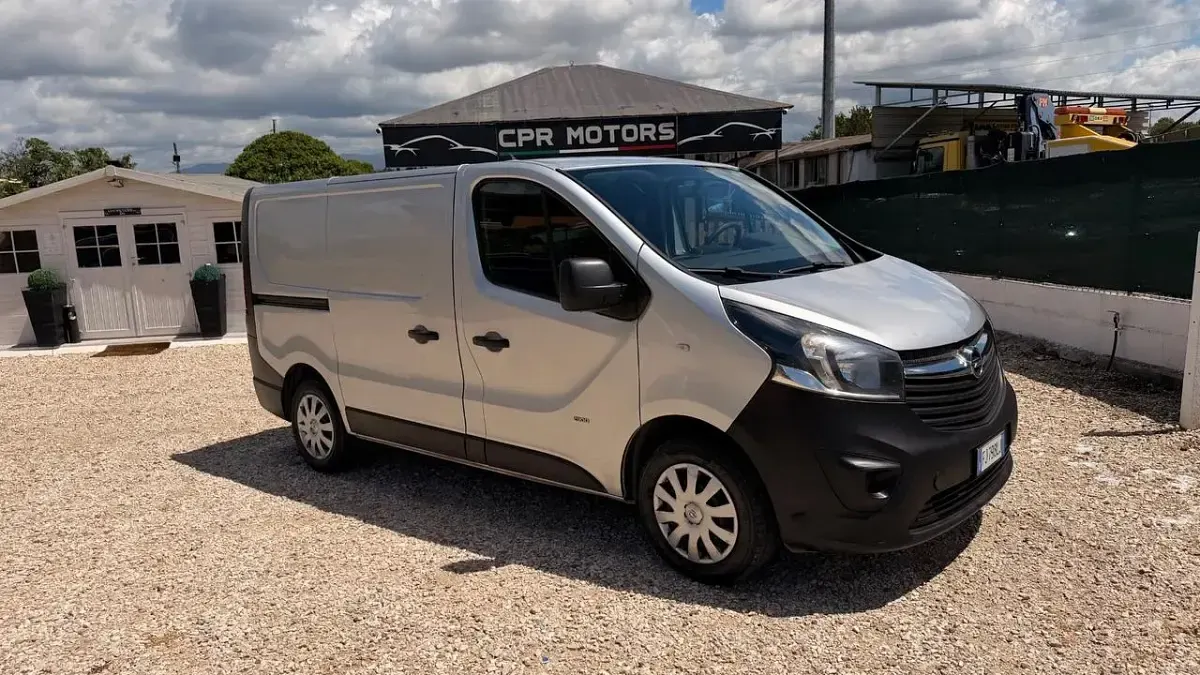 Usata Opel Vivaro Edition 120 CV (88 kW) 2017 Argento Monovolume