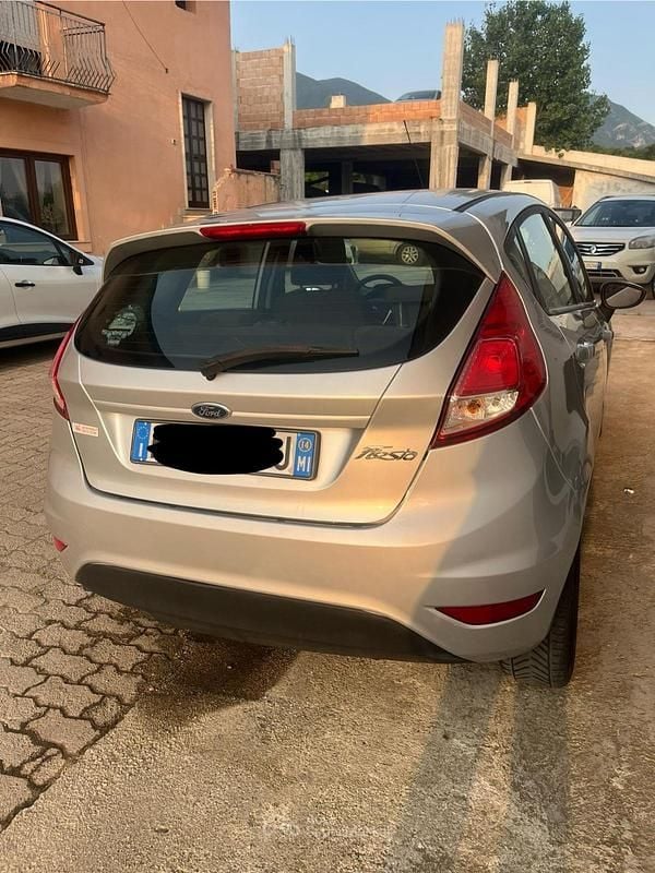 Usata Ford Fiesta 97 CV (71 kW) 2014 Argento Berlina