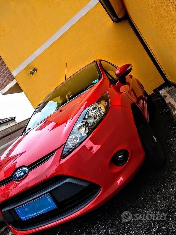 Rosso Usata 2009 Ford Fiesta Tre volumi | 2000 € (Super prezzo) - Immagine 1/4