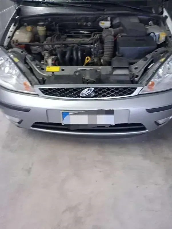 Usata Ford Focus Ghia 101 CV (74 kW) 2003 Grigio Berlina