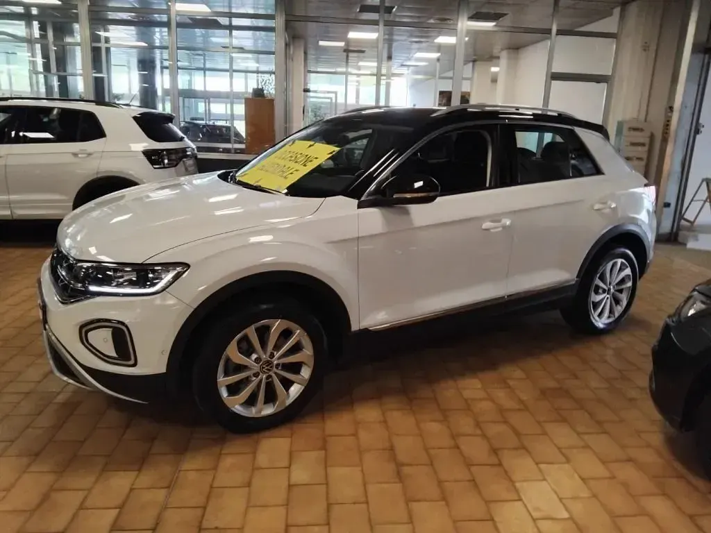 Käytetty VW T-Roc Style 150 HP (110 kW) 2023 Valkoinen Katumaasturi