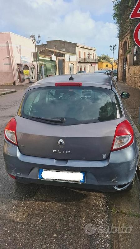 Usata Renault Clio II 65 CV (47 kW) 2003 Grigio Berlina