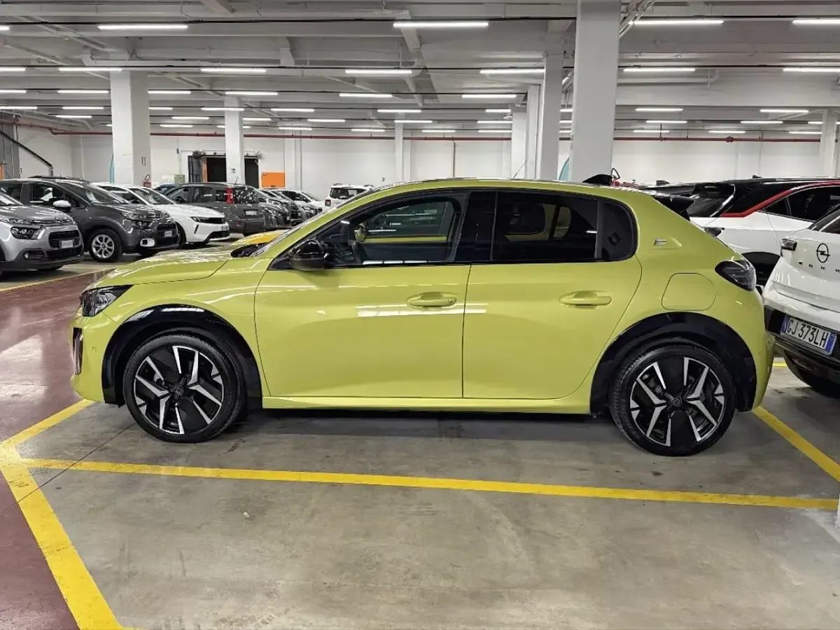 Usata Peugeot e-208 GT 114 kW (156 CV) 2024 Utilitaria