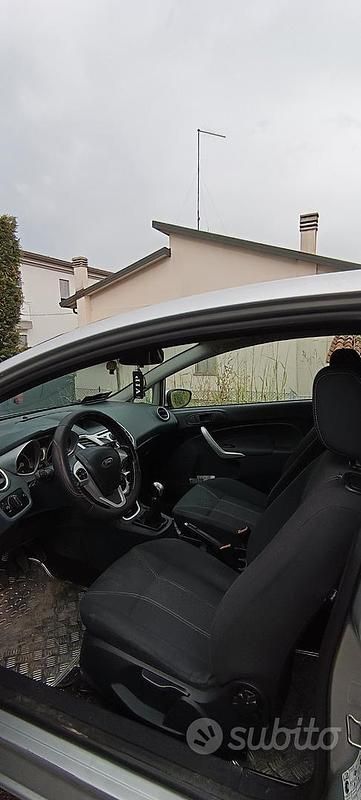 Usata Ford Fiesta 70 CV (51 kW) 2010 Grigio Utilitaria