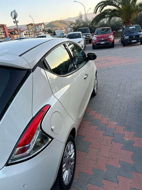 Usata Lancia Ypsilon Gold 69 CV (50 kW) 2015 Bianco Utilitaria
