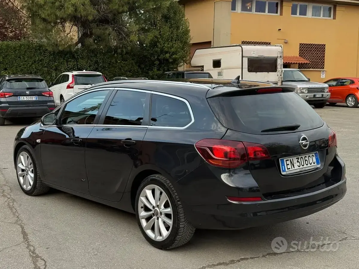 Usata Opel Astra 110 CV (80 kW) 2012 Nero Station wagon