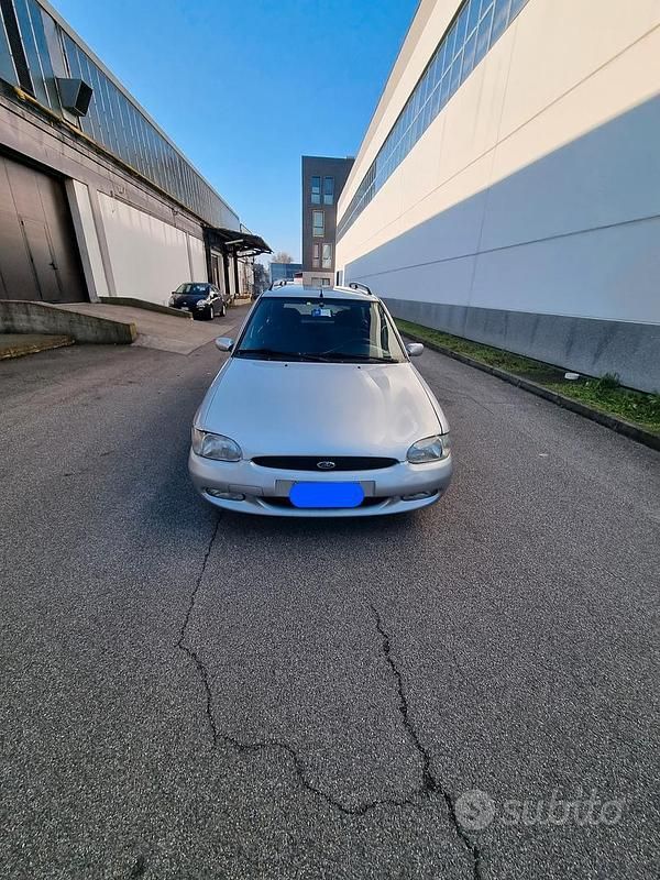 Usata Ford Escort 90 CV (66 kW) 1997 Grigio Station wagon